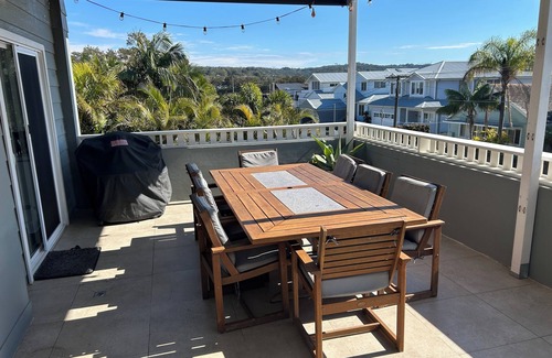 Narrabeen House | Bring the surfboards. Bring the fishing rods. Bring the family!