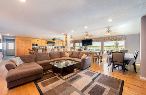 Discovery Bay House | Bring the whole family! 7 Bdrm, nice deck, big dock, close to fast water💦
