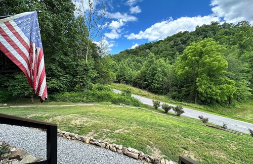 Tazewell House | Bring the whole family! Pets welcome! 20 minutes to LMU.