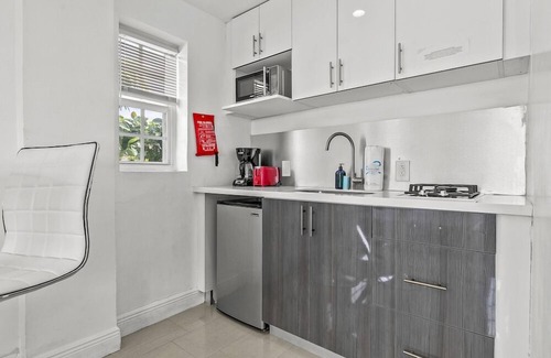City Center House | Bring the Whole Squad! 3 Convenient Units, Picnic Area, Close to Miami Beach!