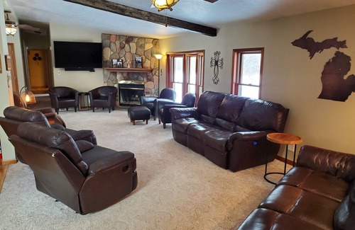 St. Helen House | Bring your large group, whole family, guys/girls weekend, family reunions, etc.