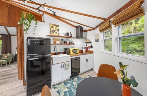 Bristol Cabin | Bristol Tiny Round Treehouse 2 miles to Historic DowntownlCasino 1 Bed 1 Bath