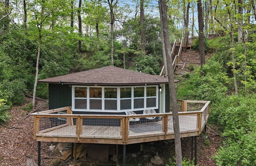 Bristol Cabin | Bristol Tiny Round Treehouse 2 miles to Historic DowntownlCasino 1 Bed 1 Bath
