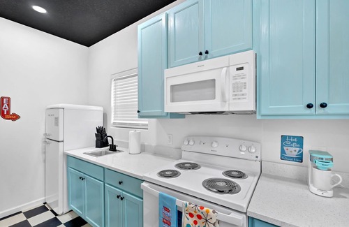 Bristol House | Bristol’s Doo-Wop Den – A 1950s-Themed Retreat with a Modern Twist