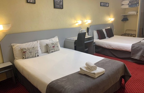 Saintes Hotel | Brit Hotel Bleu Nuit