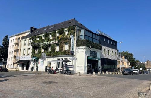 Guingamp Hotel | Brit Hotel L'Arrivée Guingamp
