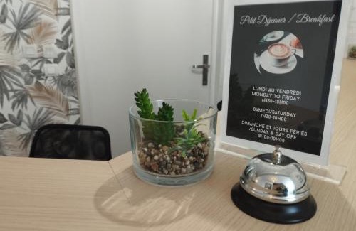 Guingamp Hotel | Brit Hotel L'Arrivée Guingamp