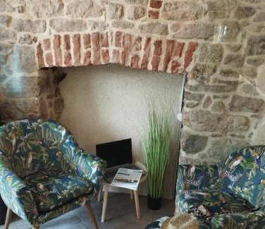 Guingamp Hotel | Brit Hotel L'Arrivée Guingamp