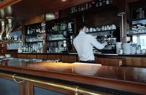 Guingamp Hotel | Brit Hotel L'Arrivée Guingamp