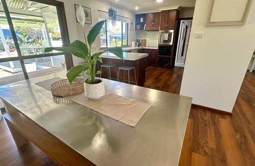 Broadwater House | Broadwater Break: Stylish Coastal Retreat for Families
