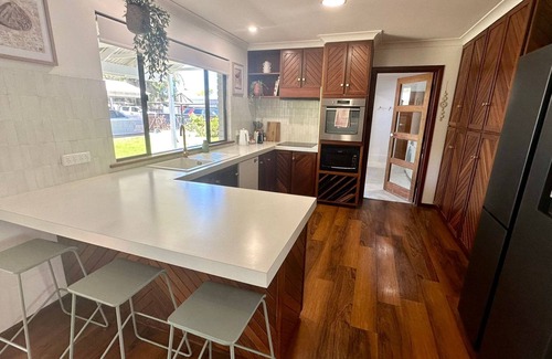 Broadwater House | Broadwater Break: Stylish Coastal Retreat for Families
