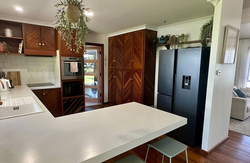 Broadwater House | Broadwater Break: Stylish Coastal Retreat for Families