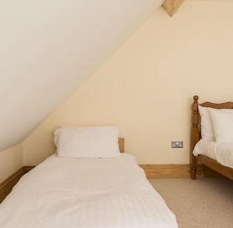 Llangennith House | Broadway Farm Holiday Barn with hot tub
