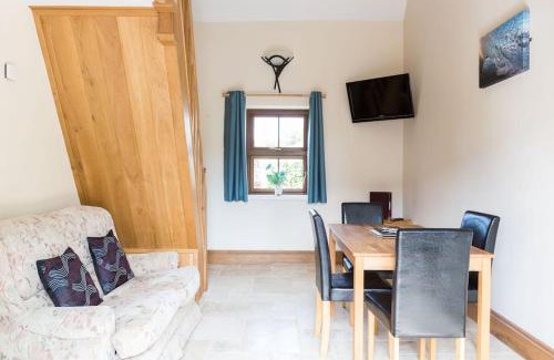 Llangennith House | Broadway Farm Holiday Barn with hot tub