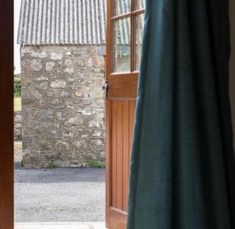 Llangennith House | Broadway Farm Holiday Barn with hot tub