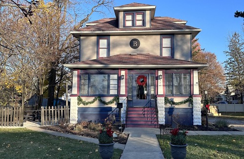 Medina House | Broadway House Vacation Home, Medina Ohio New! 6 BDRM, 2 Blocks from Town Square