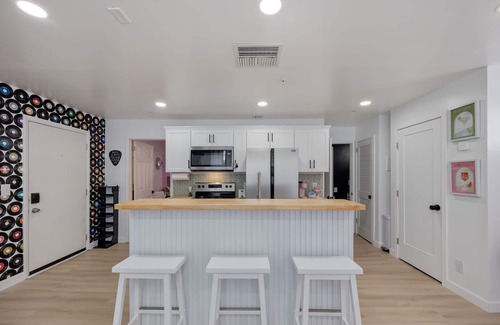 East Bank Apartment | Broadway Stay-Sleeps 6-Condo Near Music Row-Pool