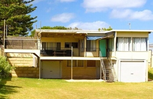 Lancelin House | Brocky's Place - Want direct access to the beach in town