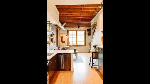 Downtown Springfield Apartment | Broken Clock