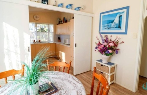 Swansea House | Bromyard Lakeside Cottage - access to waterfront