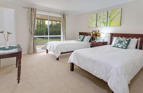 Myrrhee Villa | Brookfield Guest House