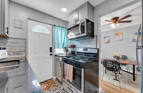 Brooklyn House | Brooklyn Townhome|9 Miles to Downtown|Sleeps 5