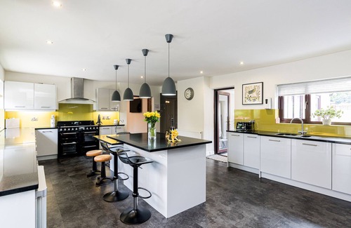 Lloc House | BROOKWAY LODGE, pet friendly, country holiday cottage in Caerwys