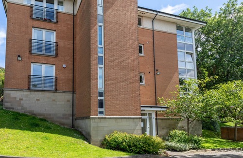 Glasgow Apartment | Broompark Apartment with free parking