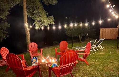New Fairfield Ski Chalet | Brown House, Lake, Boat Dock, King Bed, Grill