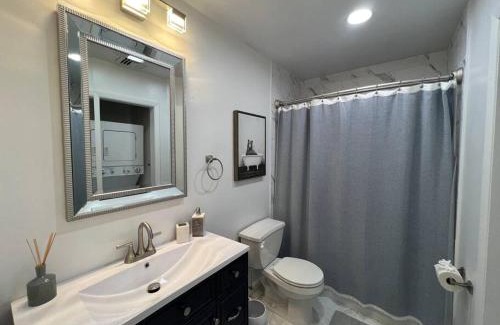 New Fairfield Ski Chalet | Brown House, Lake, Boat Dock, King Bed, Grill