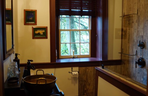 Reinholds Bed & Breakfast | Brownstone Colonial Inn