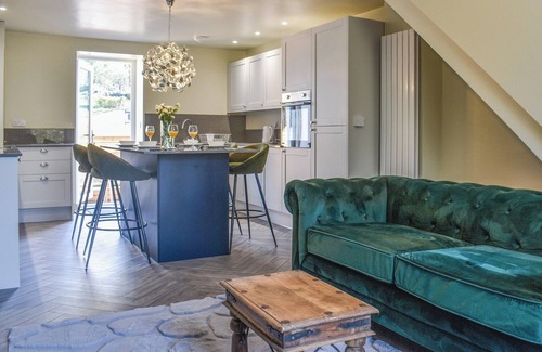 Burnley Cottage | Brun terrace offers a perfect blend of elegance and comfort.