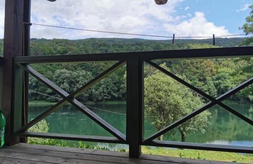 Beserovina Cabin | Brvnara na obali reke Drine