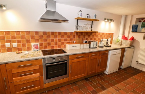 Rhyd-y-clafdy Cottage | BRYN ABER BACH, pet friendly, with hot tub in Llangybi, Gwynedd