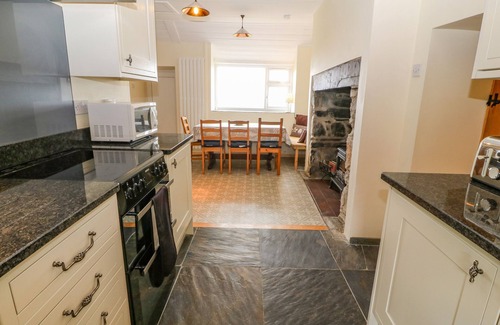 Caernarfon Cottage | BRYN DERWEN, family friendly, with open fire in Penygroes