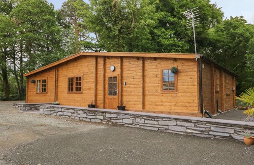Bangor Cottage | BRYN DERWEN LODGE, pet friendly, luxury holiday cottage in Bethesda