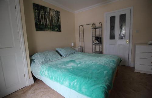 Cross Hands Bed & Breakfast | Bryncoch