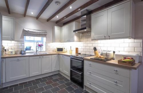 Dihewid House | Bryndalis Aberaeron