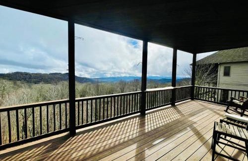 Sugar Mountain Apartment | Bucket List Views Sugar Mountain Private Condo - 2bed, 2bath, Sleeps 6, Panoramic Views of Mountains from Large Deck, Short Drive to Shopping, Restaurants, Cafes & Banner Elk Town