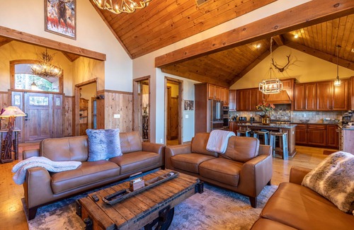 Sugar Mountain Cabin | Buckhorn Lodge - Spacious Luxury Home Near Sugar Mountain Resort, Pool Table, Hot Tub, Views