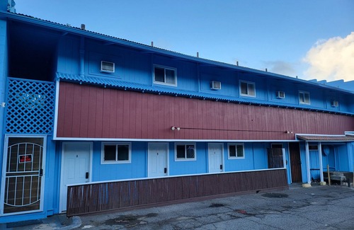 Wailuku Apartment | Budget Downtown Studio-A with European Bunk Beds, AC, WIFI & 4 free Streamers!