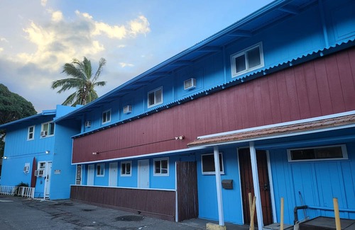 Wailuku Apartment | Budget Downtown Studio-B with European Bunk Beds, AC, WIFI & 4 free Streamers!