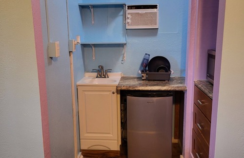 Wailuku Apartment | Budget Downtown Studio-G w/Queen Bed, Micro-Kitchen AC, WIFI & 4 free Streamers