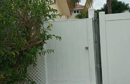 Nassau House | Budget friendly accommodation/Nassau 4 Solo Travelers only. Please read all TKS.