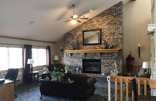 Thorp House | Budget-Friendly Getaway, Free Breakfast & Free Parking, Steps to Conway Park