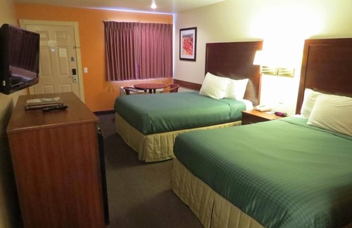St. George Hotel | Budget-Friendly Room in Prime Location | Complimentary Breakfast w/Pool Access