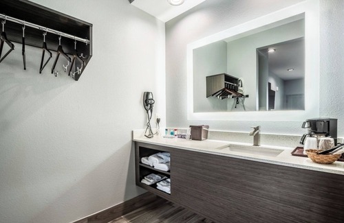 Katy Hotel | Budget Stay Near Katy Heritage Museum | Free Continental Breakfast