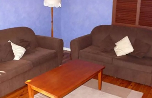 Ingleburn House | Budget Sydney Holiday House with WIFI & Netflix