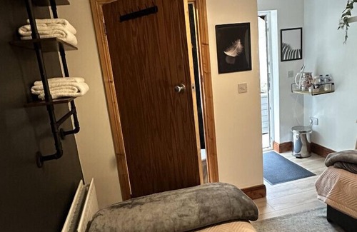 Malahide House | Budget twin en-suite with a private toilet and sink - close to Dublin Airport