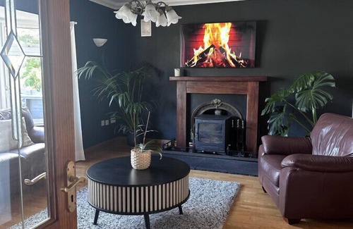 Malahide House | Budget twin en-suite with a private toilet and sink - close to Dublin Airport
